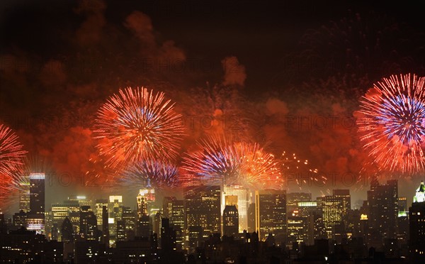 Fireworks over New York City skyline. Photo : fotog