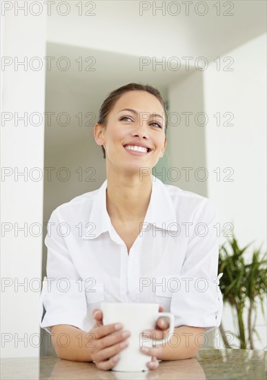 Woman drinking coffee. Photo : momentimages