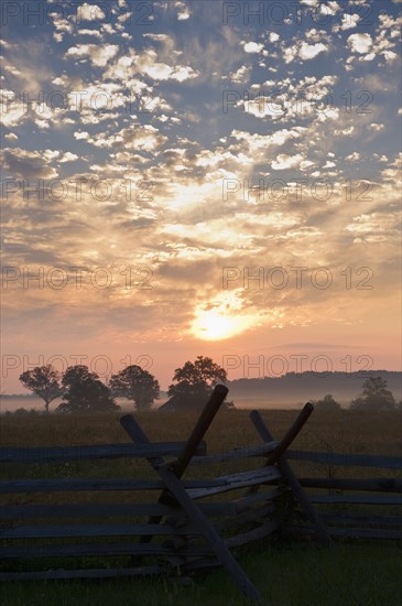 Sunrise over rustic fence. Photo : Daniel Grill