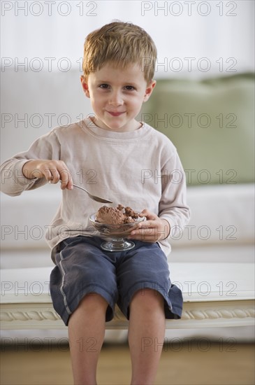 Young boy eating ice cream. Photo. Daniel Grill