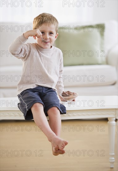 Young boy eating ice cream. Photo : Daniel Grill