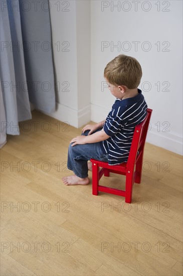 Young boy having a time out. Photo : Daniel Grill