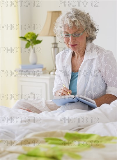 Woman writing in her journal. Photo : Daniel Grill