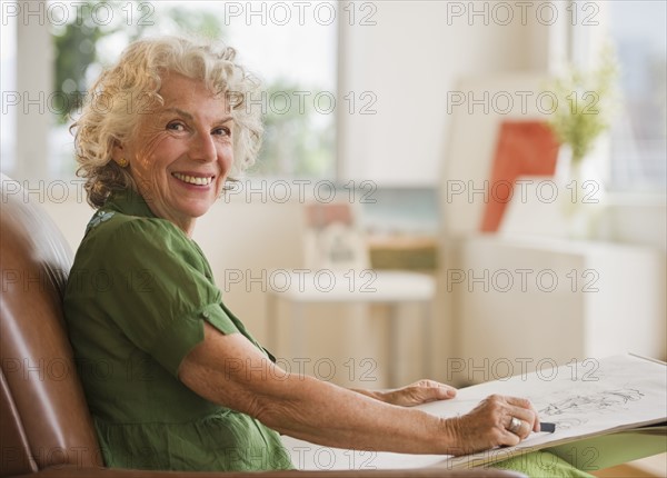 Woman sketching a drawing. Photo : Daniel Grill