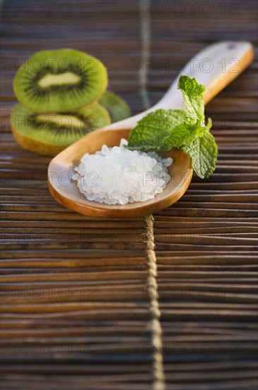 Bath salt on wooden spoon. Photo : Daniel Grill