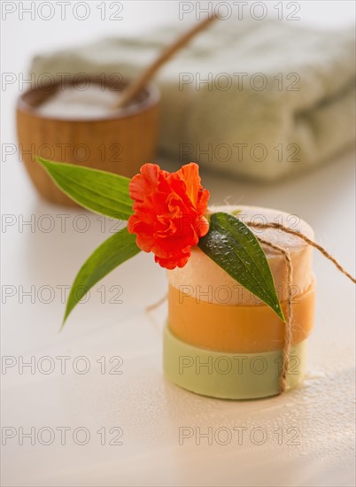 Tea lights and bath salts. Photo : Daniel Grill