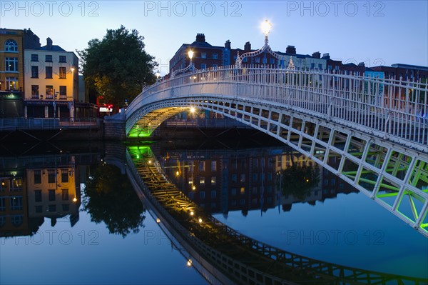 Ha'penny bridge and River Liffey at night.