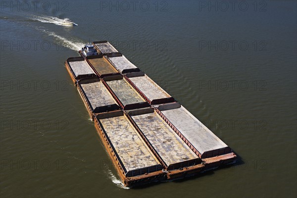 Boat and barges in river. Photo : fotog