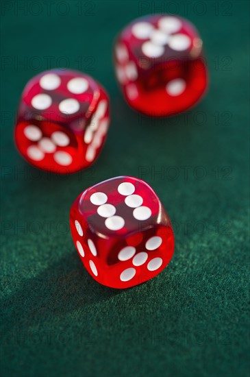 Red dice on green felt. Photo : Daniel Grill