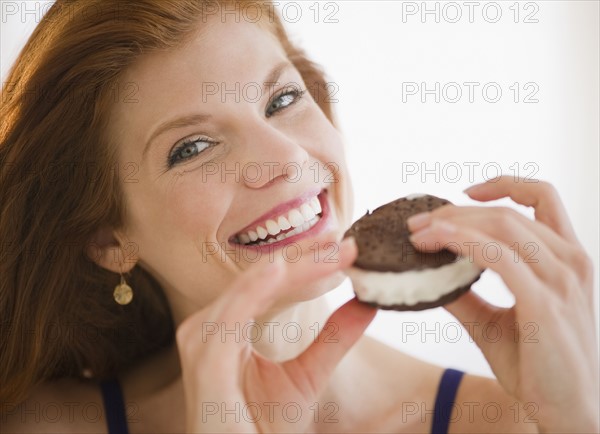 Woman eating an ice cream sandwich. Photo : Jamie Grill