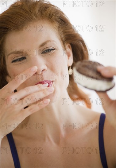 Woman eating an ice cream sandwich. Photo : Jamie Grill