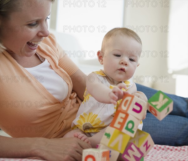 Mother and baby playing with blocks. Photo : Jamie Grill