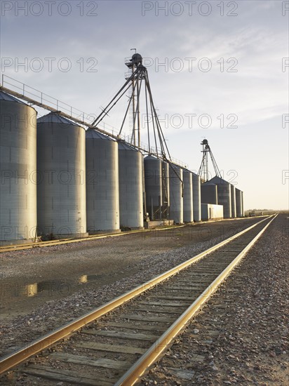 Train tracks beside silos. Photo : John Kelly