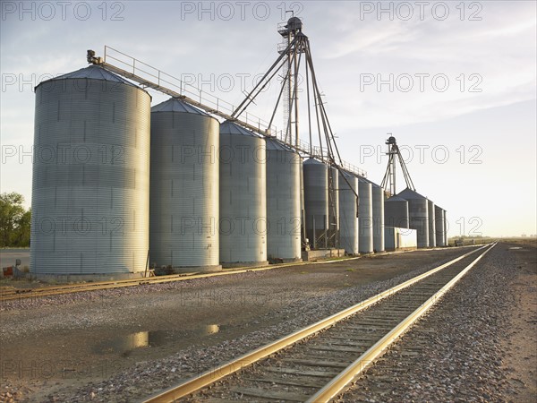 Train tracks beside silos. Photo : John Kelly