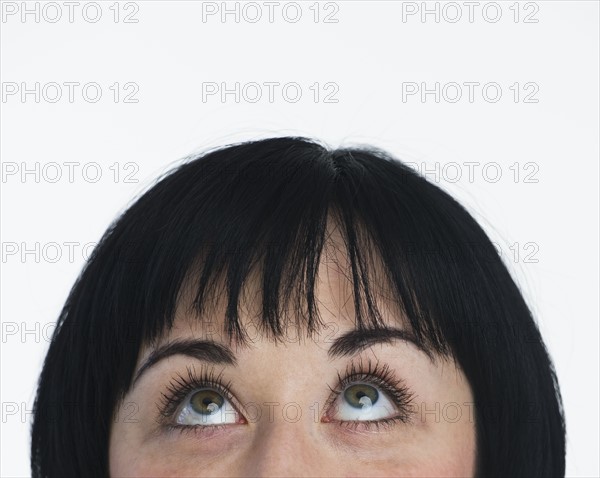 Woman looking up. Photo : Daniel Grill