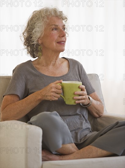 Woman drinking a cup of coffee. Photo : Daniel Grill