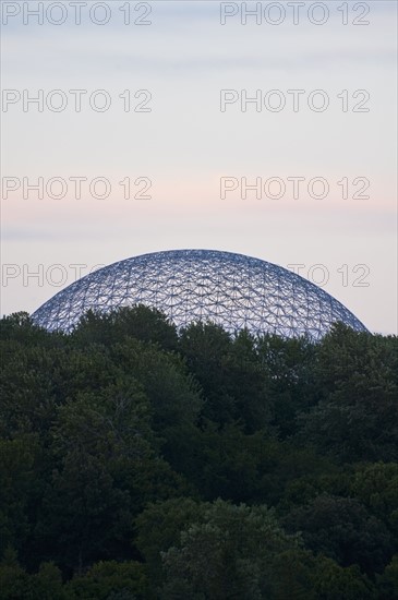 Trees in front of Biosphere. Photo : Daniel Grill