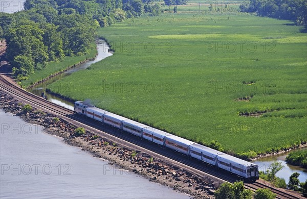 Train beside Hudson River. Photo. fotog