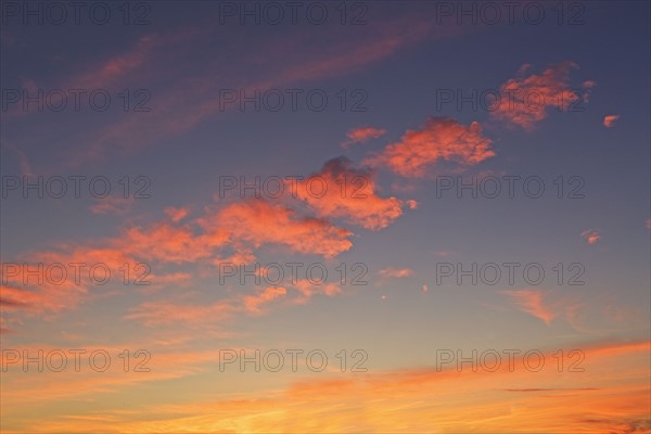 Clouds and blue sky at dusk. Photo : fotog