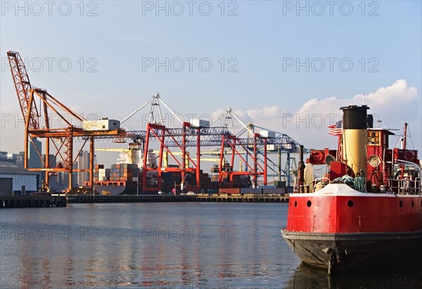 Cargo ships and container crane. Photo : fotog