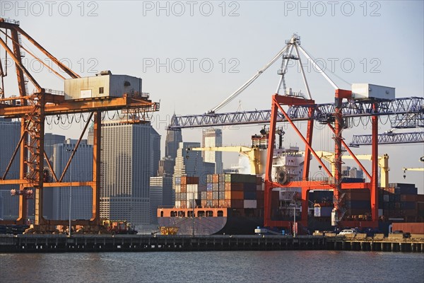 Container crane. Photo : fotog