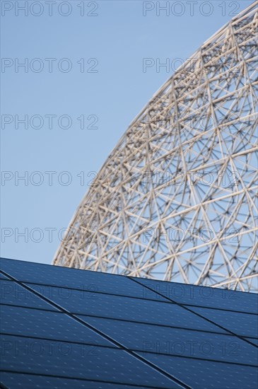 Solar panels and biosphere framing. Photo : Daniel Grill