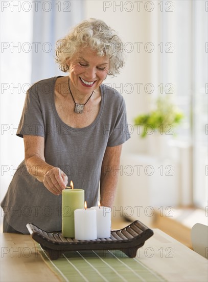 Woman lighting candles. Photo : Daniel Grill