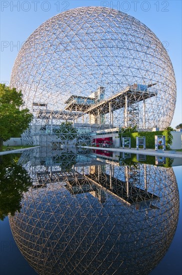 Biosphere reflected in water. Photo : Daniel Grill