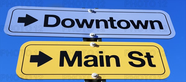 Directional road signs. Photo : fotog