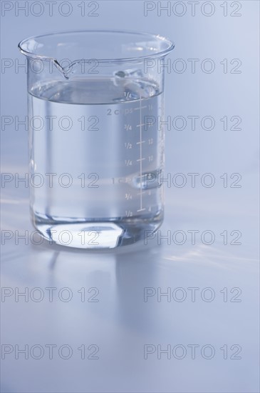 Measuring cup full of water. Photo : Daniel Grill