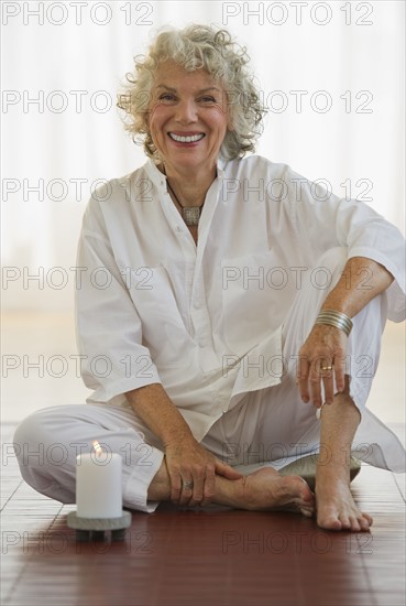 Serene woman sitting on floor. Photo : Daniel Grill