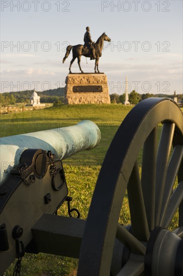 Meade statue behind cannon. Photo : Daniel Grill