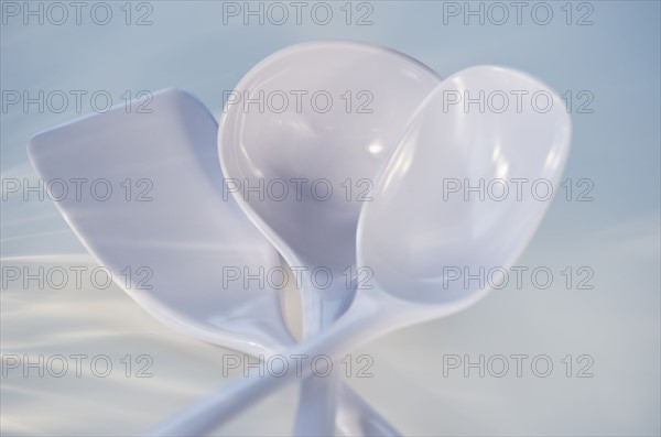 White cooking utensils. Photo : Daniel Grill