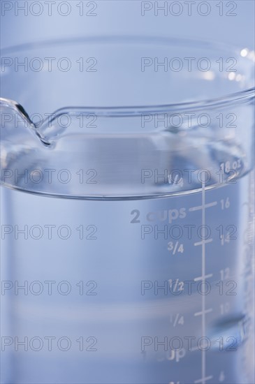 Measuring cup full of water. Photo : Daniel Grill