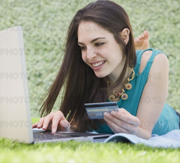 Young woman shopping online. Photo : Jamie Grill