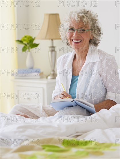 Woman writing in her journal. Photo : Daniel Grill