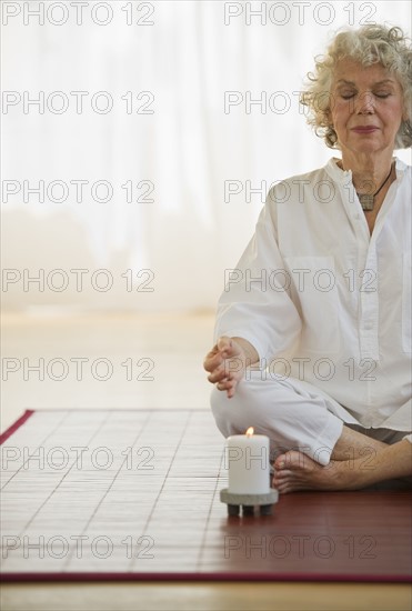 Woman meditating. Photo : Daniel Grill
