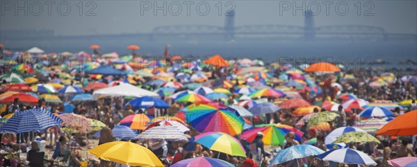 Sun umbrellas at the beach. Photo : fotog