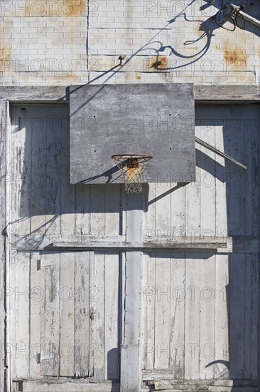 Basketball net on rustic building. Photo. fotog