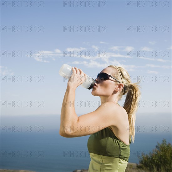 Runner having a drink of water. Photo. Erik Isakson