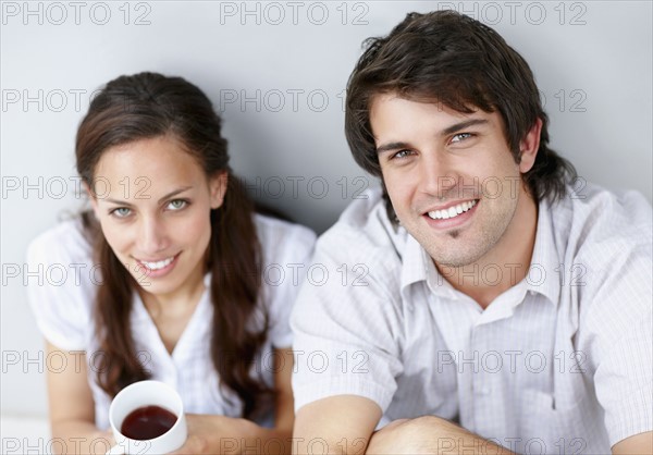 Two people relaxing together. Photo : momentimages