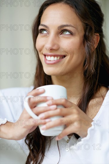 Beautiful brunette. Photo : momentimages