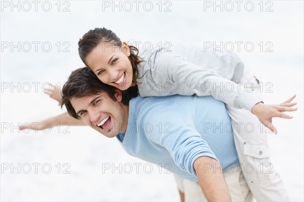 Playful couple. Photo : momentimages