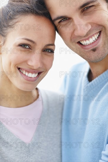 Couple embracing. Photo : momentimages