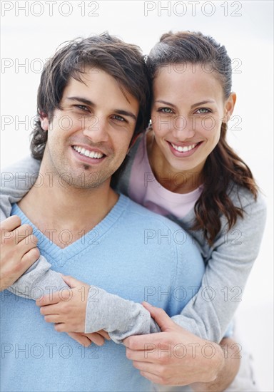 Couple embracing. Photo : momentimages