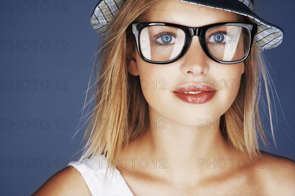 Blond woman wearing sunglasses and sunhat. Photo : momentimages