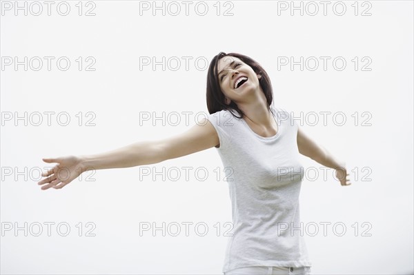 Carefree woman stretching. Photo : momentimages