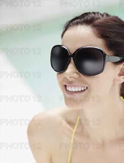 Brunette wearing large sunglasses. Photo : momentimages
