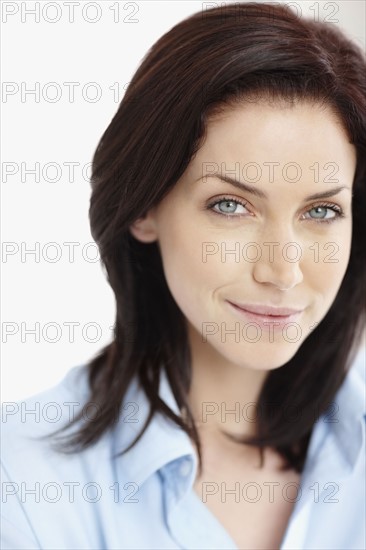 Beautiful brunette woman. Photo : momentimages