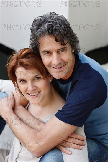 Happy couple embracing. Photo : momentimages